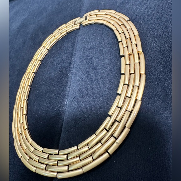 Vtg: Monet Brushed Heavy Gold Toned Wide Collar Necklace - Picture 4 of 9